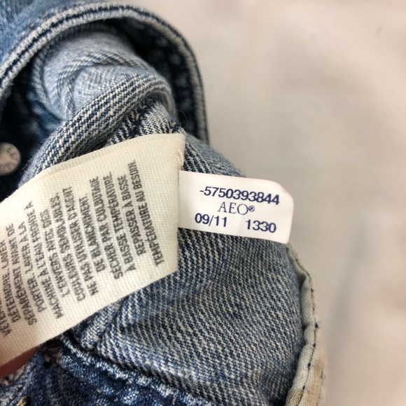 AEO Cotton Medium Blue Wash Distressed Pockets Button Down Cropped Jean Jacket M - Picture 15 of 15